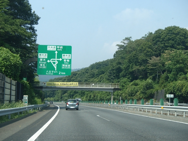 高速道路上の反射ターポリン